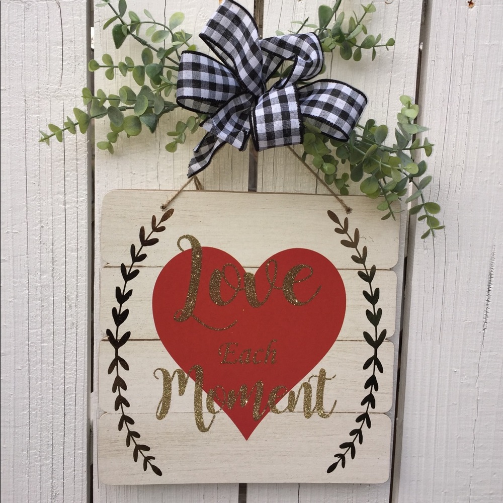 Farmhouse heart door hanging decoration.